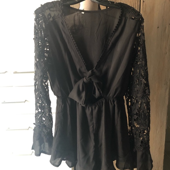 Short black romper with tie front and lace sleeves - Picture 1 of 2